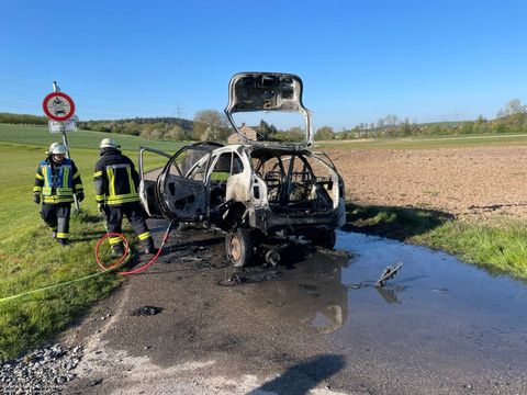 23.04.2024 – PKW in Vollbrand am Ortsausgang von Stetten