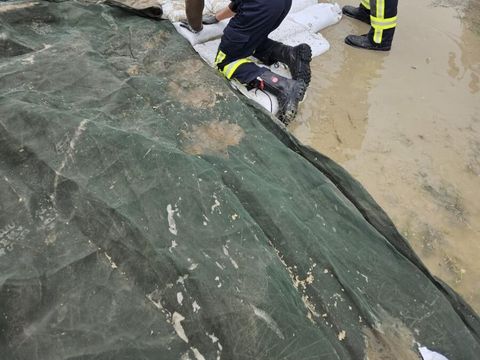 03.06.2024 – Sandsäcke füllen und Hang absichern