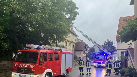 16.09.2024 – Dachziegel fallen auf Straße