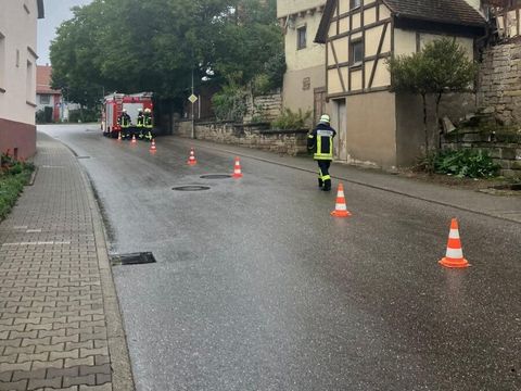 16.09.2024 – Dachziegel fallen auf Straße