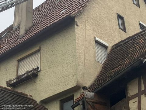 16.09.2024 – Dachziegel fallen auf Straße