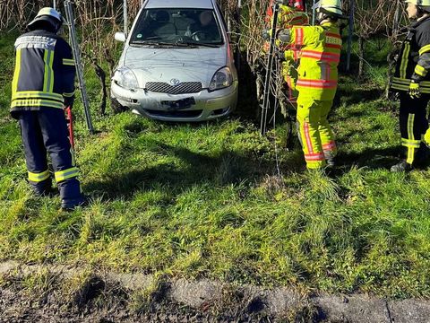 23.12.2024 – PKW kommt von Straße ab und landet im Weinberg