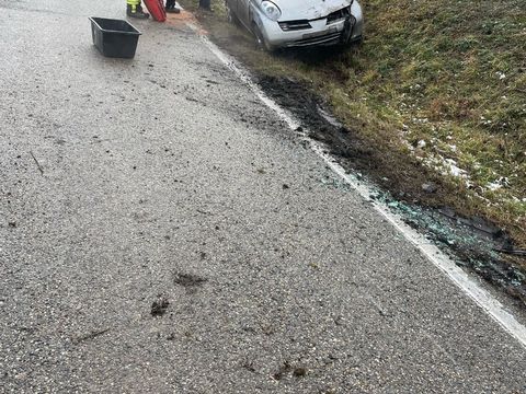 13.02.2025 – Auslaufende Betriebsstoffe auf L1107 (Stetten-Brackenheim)