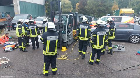 07.10.2025 – Person unter Gabelstapler eingeklemmt