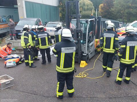 07.10.2025 – Person unter Gabelstapler eingeklemmt