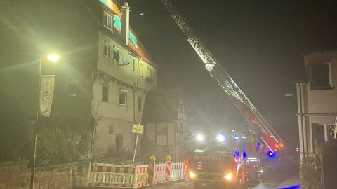 16.11.2025 – Verkehrssicherung nach Absturz von Dachziegeln