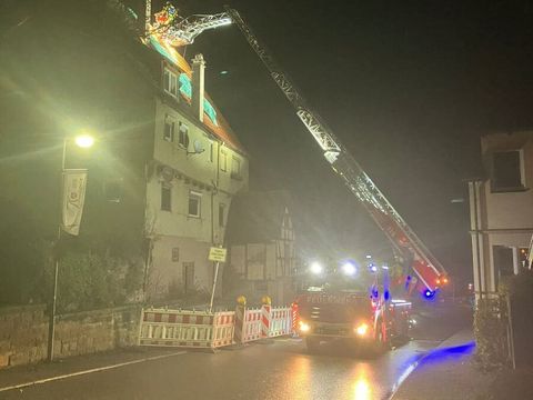 16.11.2025 – Verkehrssicherung nach Absturz von Dachziegeln