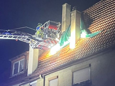 16.11.2025 – Verkehrssicherung nach Absturz von Dachziegeln