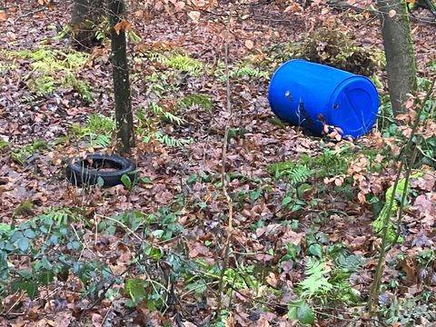 11.12.2025 – Öl-/Dieselspur nach illegaler Müllentsorgung