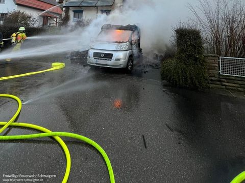 16.02.2026 – E-Auto brennt in Schafackerstraße