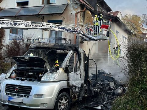 16.02.2026 – E-Auto brennt in Schafackerstraße