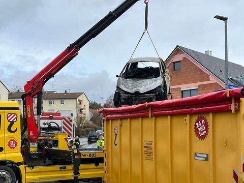 16.02.2026 – E-Auto brennt in Schafackerstraße