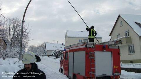 26.12.2010 – Eiszapfen an Straßenlaternen drohten auf den Gehweg zu fallen