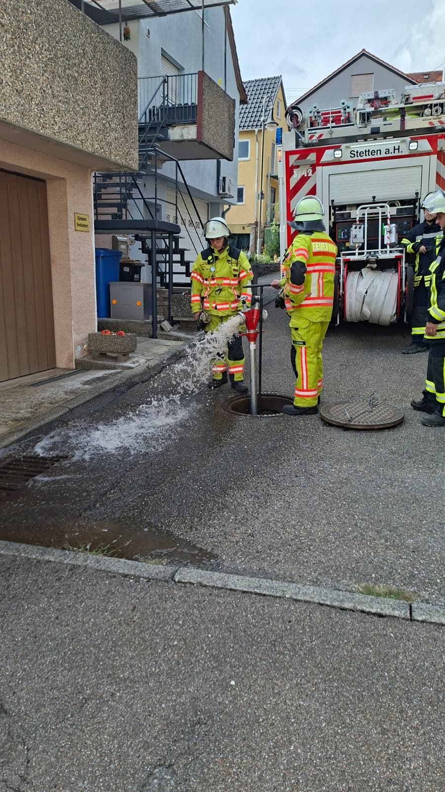 Die Feuerwehr spülte den Kanal mir ausreichend Wasser.