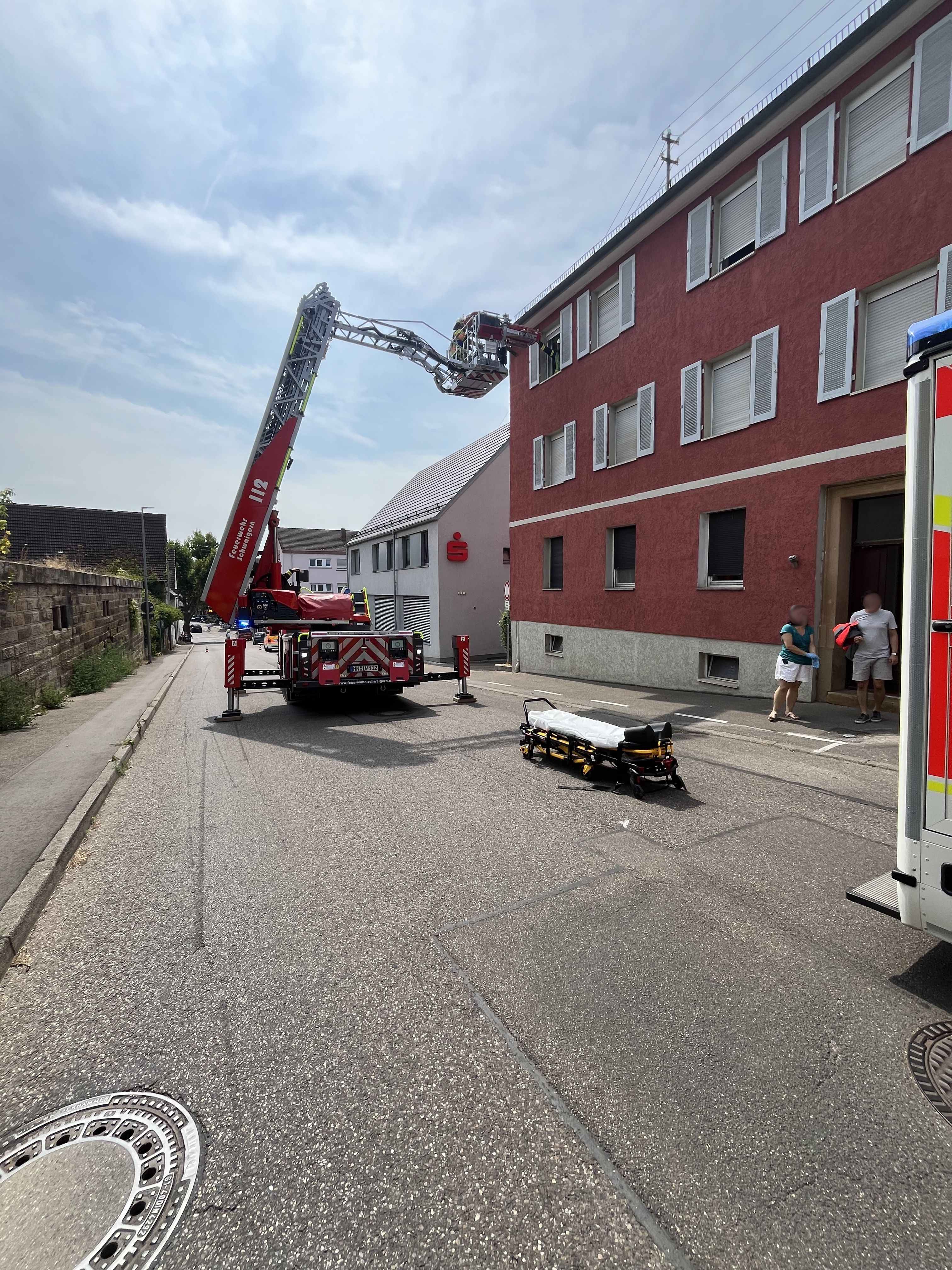 Mit der Drehleiter wurde eine Person aus dem 2. Stock nach unten transportiert.