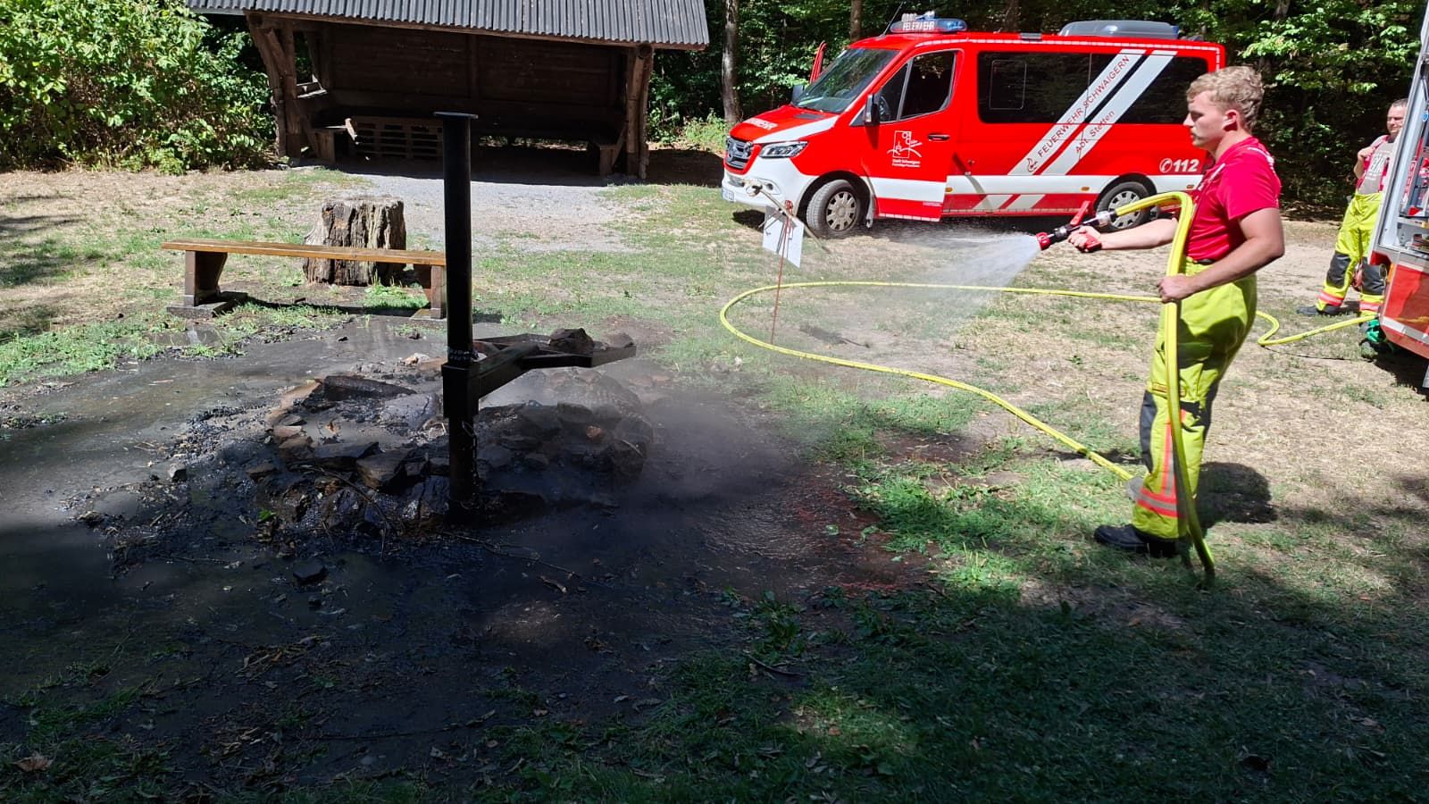 Die Feuerwehr flutete die Grillstelle mit Wasser. 
