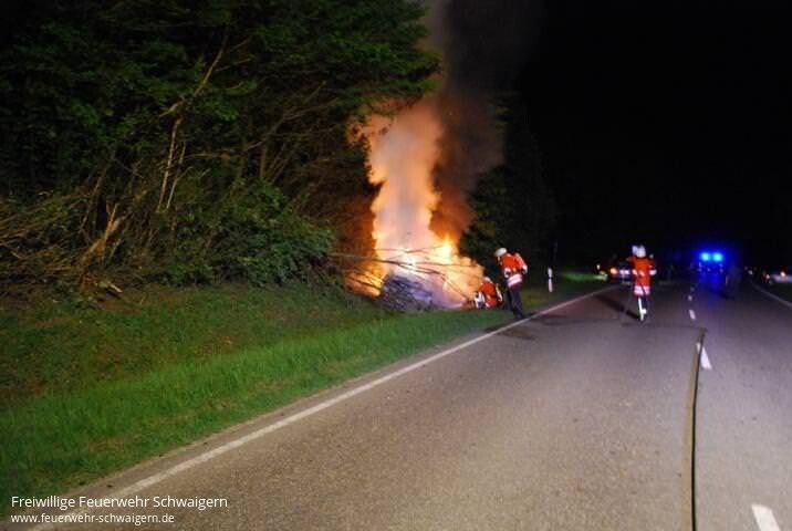 02.05.2012 – Autofahrerin schwer verletzt, PKW brennt vollständig aus