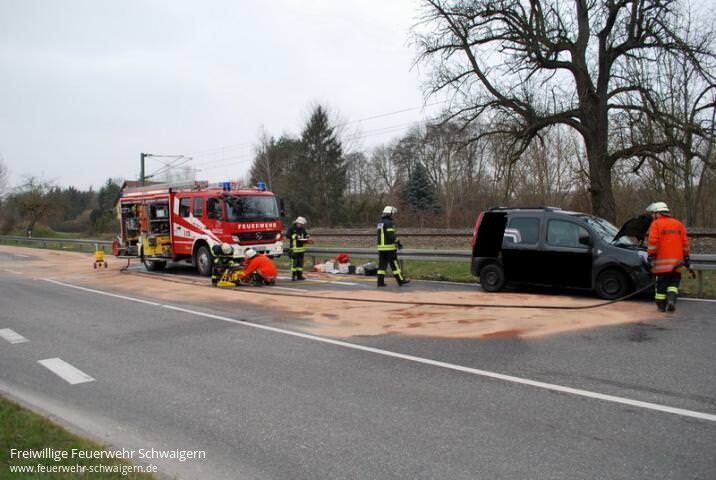 05.04.2013 – Fahrer nach Unfall im Fahrzeug blockiert