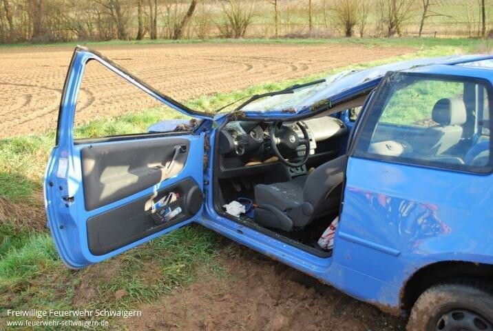 12.04.2013 – PKW überschlägt sich - Fahrerin eingeklemmt