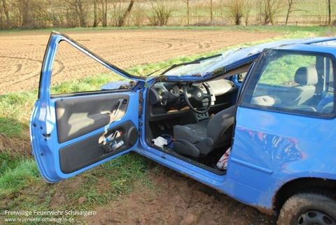 12.04.2013 – PKW überschlägt sich - Fahrerin eingeklemmt