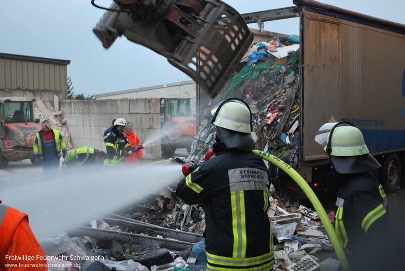 05.12.2013 – Ladung eines LKW brennt