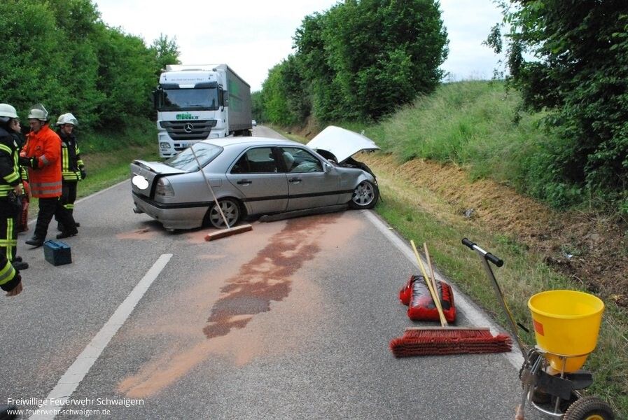 28.05.2014 – Auslaufender Kraftstoff nach Verkehrsunfall