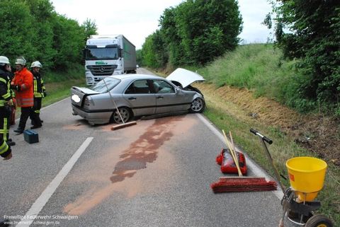 28.05.2014 – Auslaufender Kraftstoff nach Verkehrsunfall
