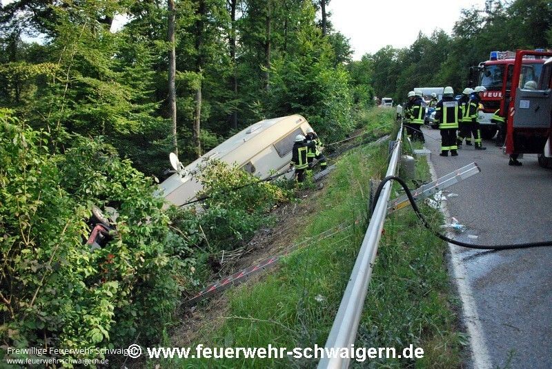 02.07.2014 – Wohnwagengespann stürzt in steile Böschung