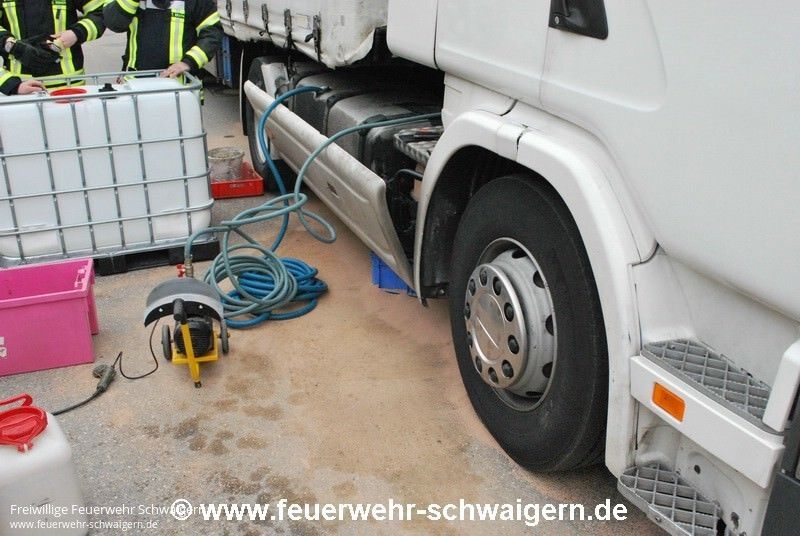 26.03.2015 – Aufgerissener Tank an einem LKW
