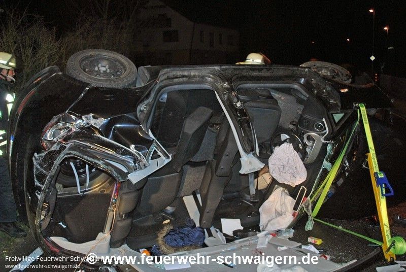 29.03.2015 – Verletzte Person aus Unfallfahrzeug befreit