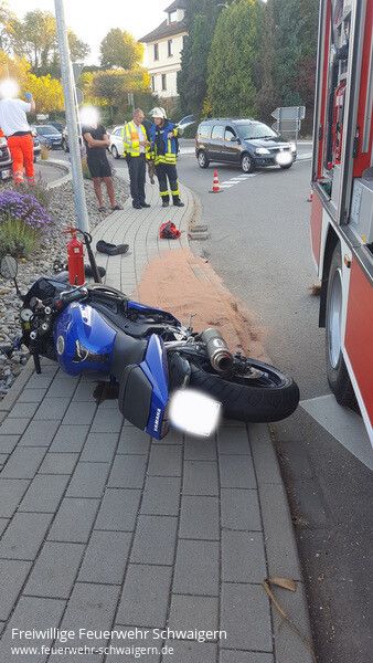 16.10.2017 – Motorradfahrer nach Kontakt mit Bordstein verunglückt