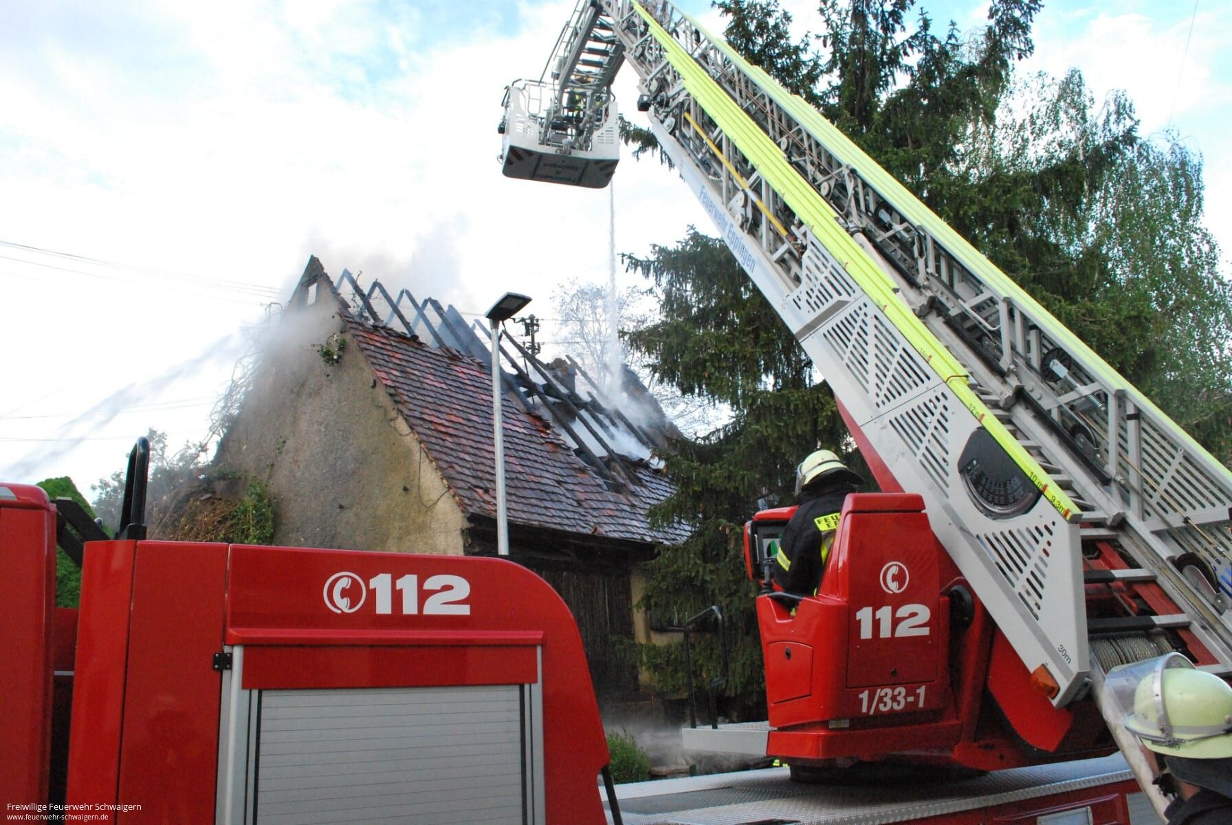 24.04.2019 – Leerstehendes Gebäude brennt