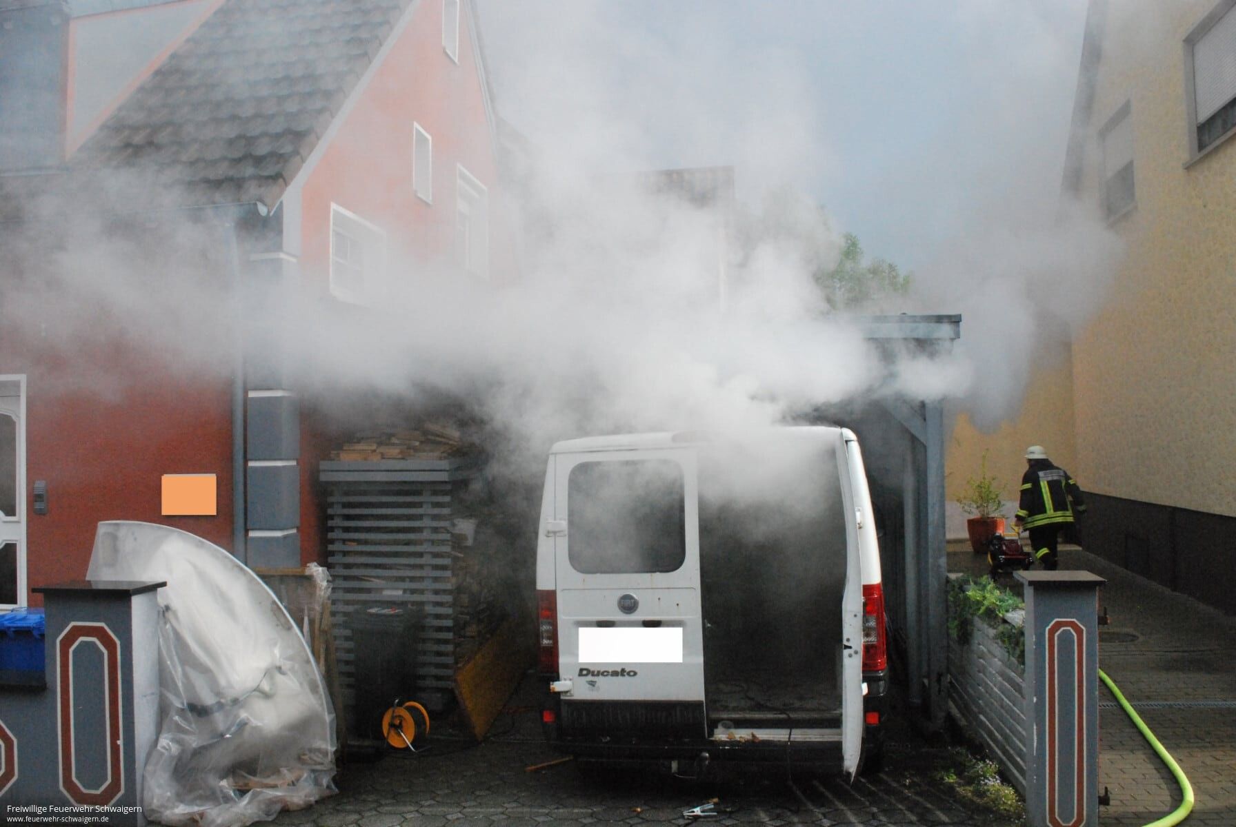 11.05.2019 – Transporter brennt unter Carport