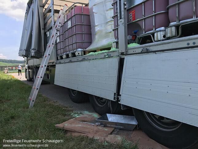 17.07.2019 – Behälter undicht: Lkw verliert Flüssigkeit bei Eberstadt