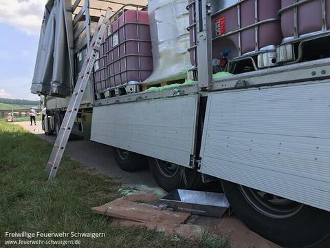 17.07.2019 – Behälter undicht: Lkw verliert Flüssigkeit bei Eberstadt