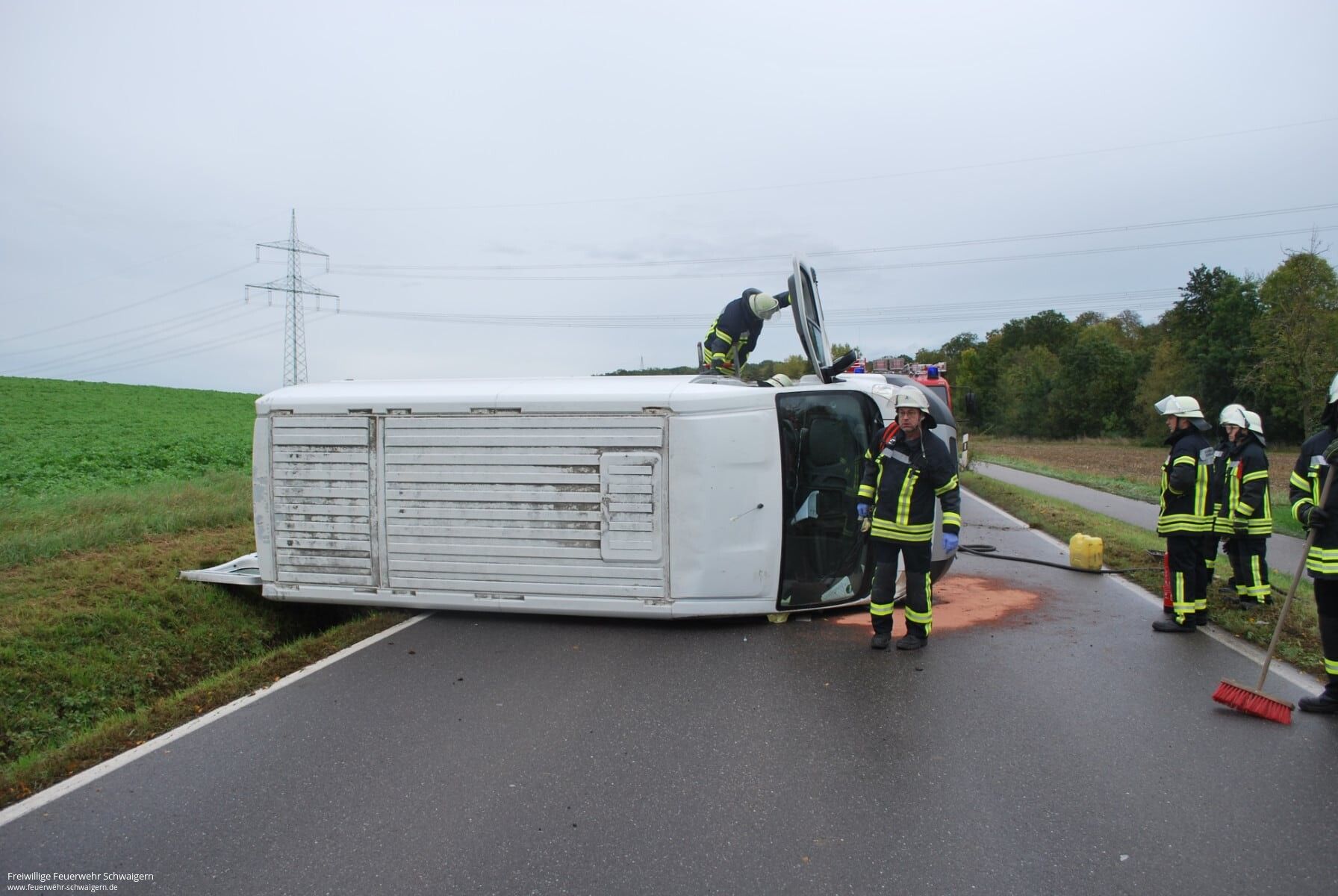 19.10.2019 – Lieferwagen überschlägt sich