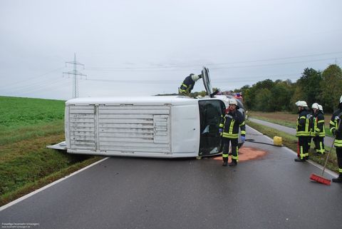 19.10.2019 – Lieferwagen überschlägt sich