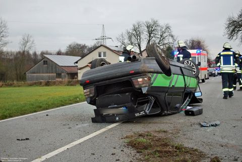 27.12.2019 – PKW kommt von der Fahrbahn ab und überschlägt sich