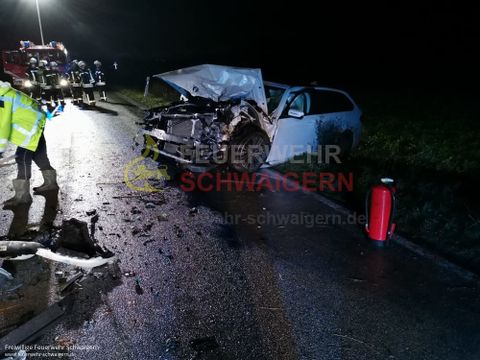15.10.2020 – Eingeklemmte Person nach Frontalzusammenstoß auf K2160
