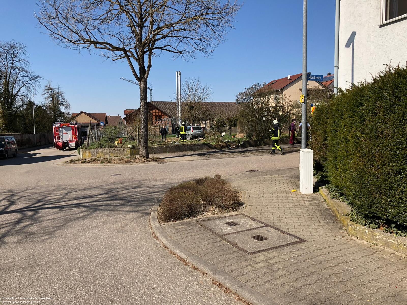 31.03.2021 – Mörikestraße: PKW landet im Garten