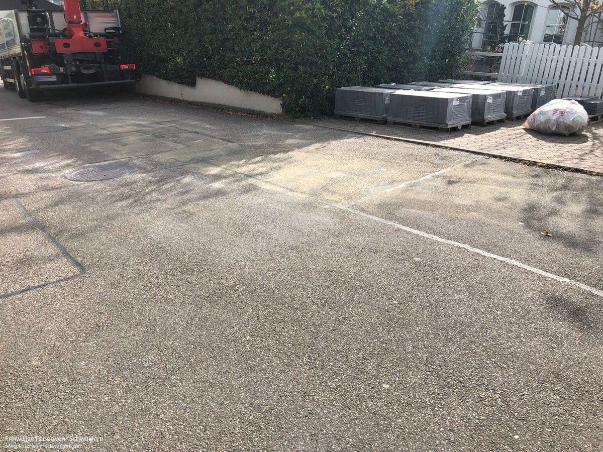 27.09.2021 – Ölspur nach geplatzter Hydraulikleitung