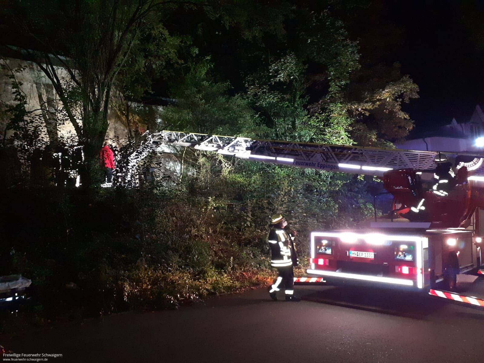13.10.2021 – Person nach Treppensturz mit Drehleiter gerettet