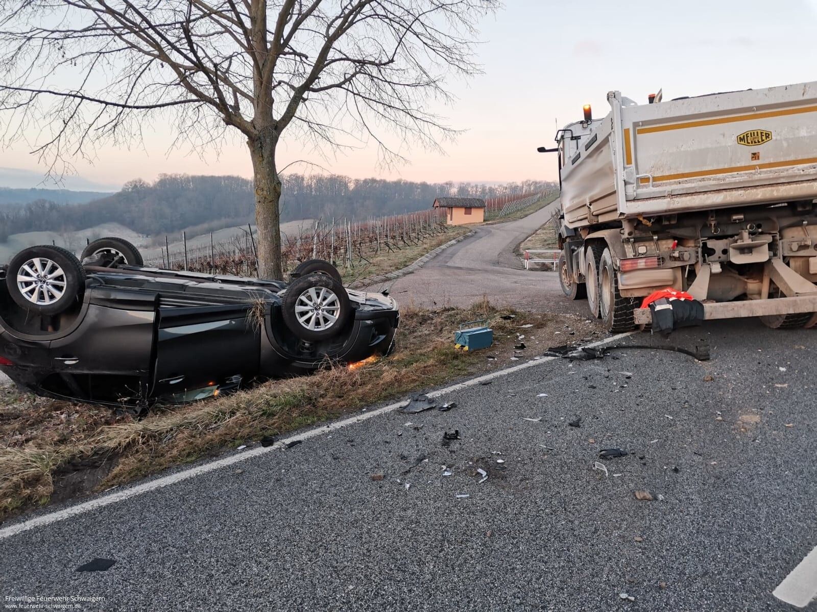 13.01.2022 – Unfall L1107: PKW bleibt auf Dach liegen.
