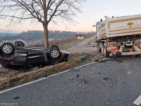 13.01.2022 – Unfall L1107: PKW bleibt auf Dach liegen.