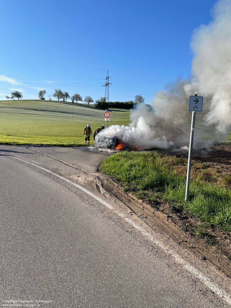 23.04.2024 – PKW in Vollbrand am Ortsausgang von Stetten