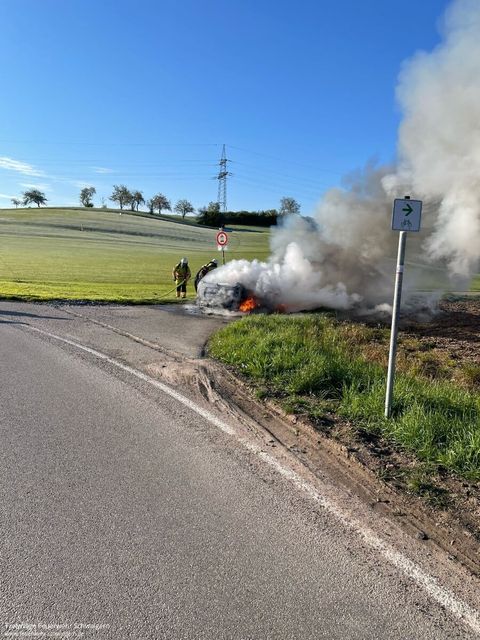 23.04.2024 – PKW in Vollbrand am Ortsausgang von Stetten