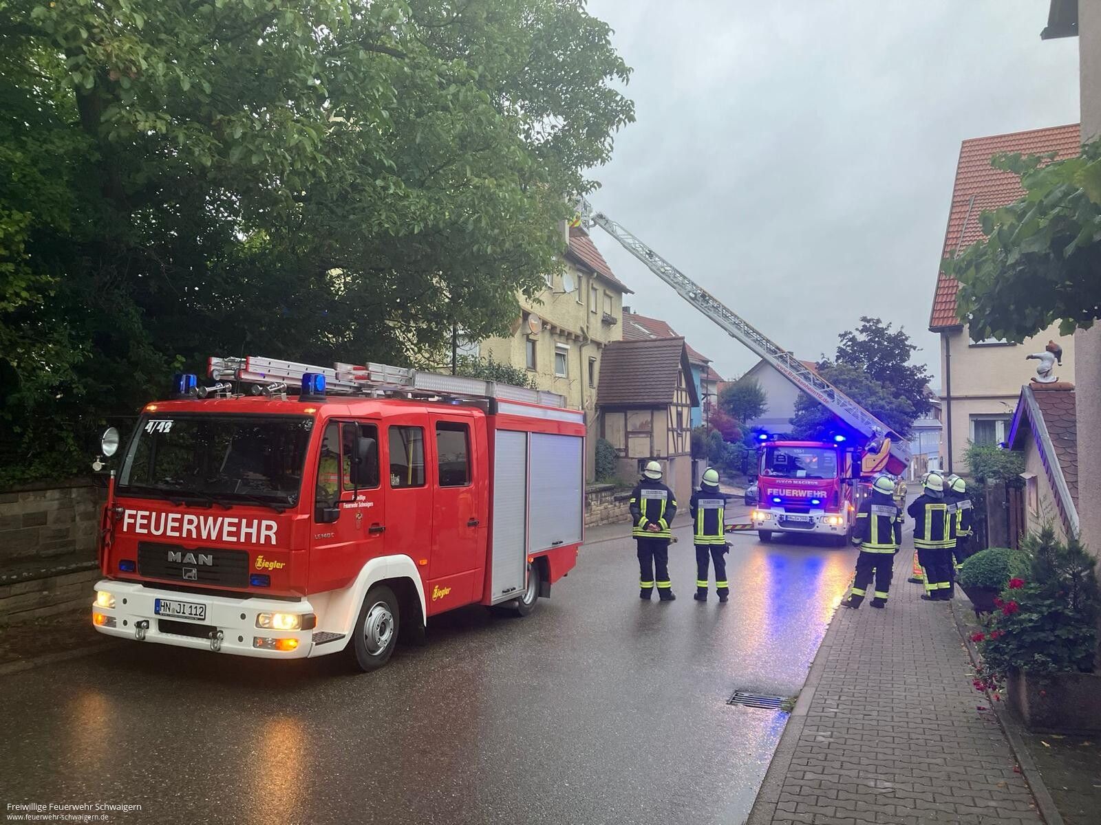 16.09.2024 – Dachziegel fallen auf Straße