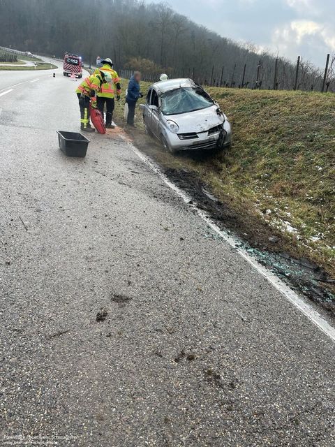 13.02.2025 – Auslaufende Betriebsstoffe auf L1107 (Stetten-Brackenheim)
