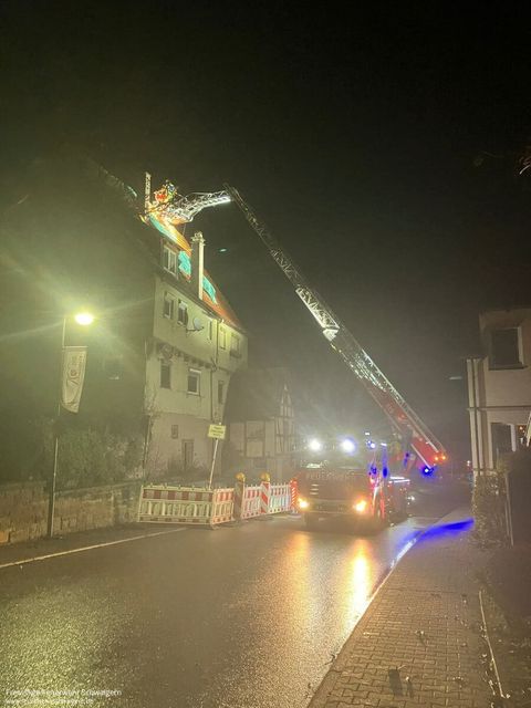 16.11.2025 – Verkehrssicherung nach Absturz von Dachziegeln