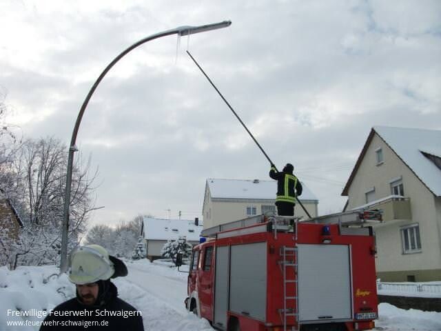 26.12.2010 – Eiszapfen an Straßenlaternen drohten auf den Gehweg zu fallen